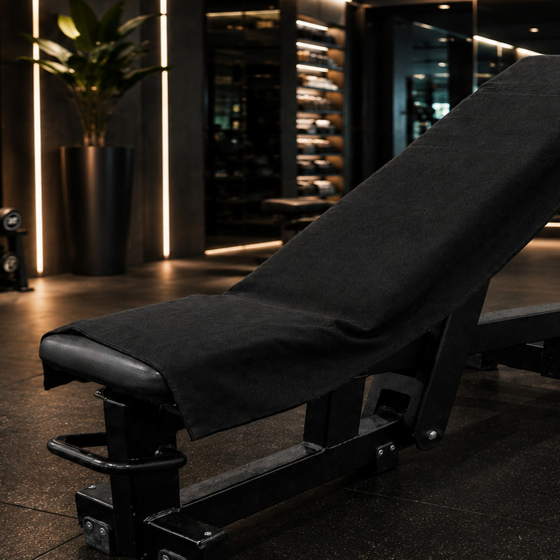 Serviette FIXOLYS dépliée sur un banc de musculation